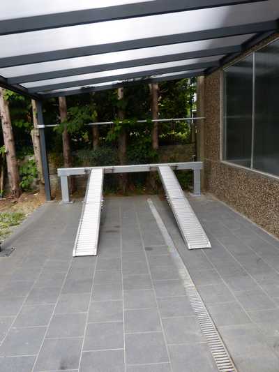 lavage des voitures � l'eau de pluie. emplacement de parking